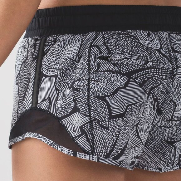 Lululemon Hotty Hot Shorts Dottie Tribe White Black 2.5" Inseam Size 8 Active - Picture 4 of 16